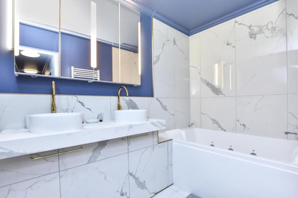 Luxury Paris La Vie En Rose Jacuzzi Terrasse Parking Apartment Luaran gambar