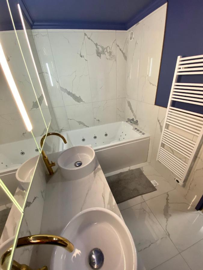 Luxury Paris La Vie En Rose Jacuzzi Terrasse Parking Apartment Luaran gambar